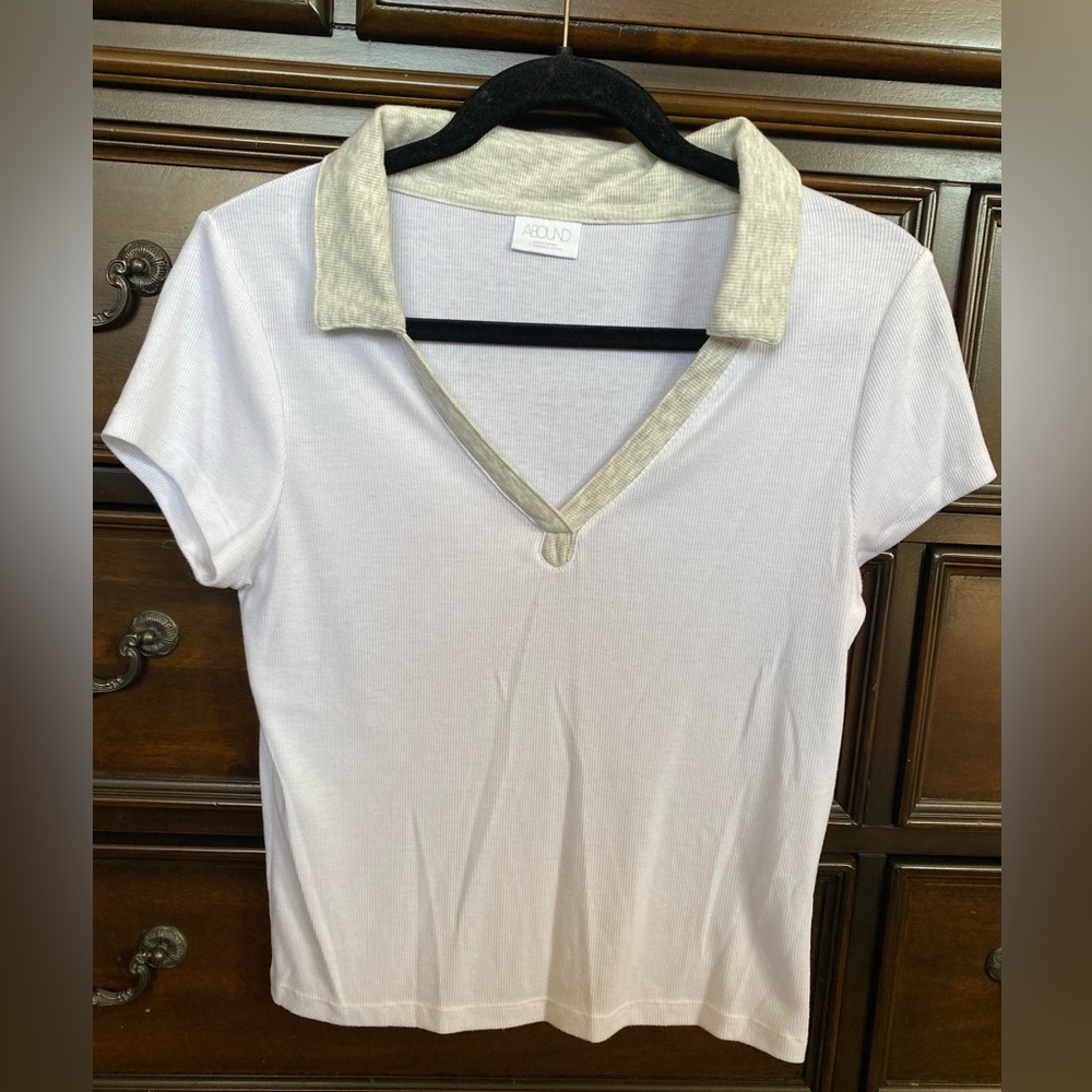 ABOUND, Size Large, White Ribbed T-shirt with Grey Collar
